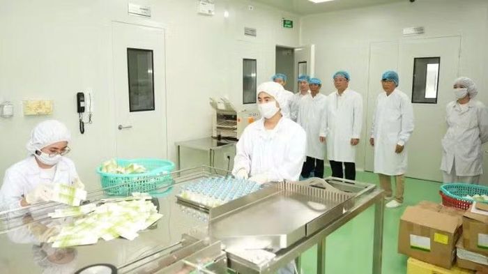 Lãnh đạo Ủy ban nhân dân Huế thăm, kiểm tra nhằm tháo gỡ khó khăn cho doanh nghiệp xuất nhập khẩu trên địa bàn. (Ảnh: NG.HIẾU)