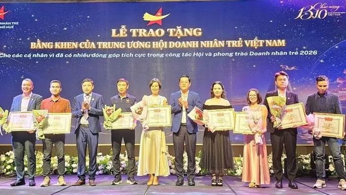 Trao bằng khen của Trung ương Hội Doanh nhân trẻ Việt Nam cho các cá nhân có nhiều đóng góp trong công tác Hội và phong trào Doanh nhân trẻ năm 2026. (Ảnh: H. Thuận)