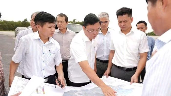 Chủ tịch Ủy ban nhân dân thành phố Lê Trí Thanh kiểm tra, tháo gỡ vướng mắc cho các dự án trên địa bàn. (Ảnh: NG.HIẾU)