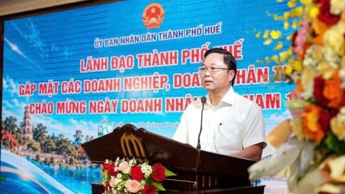 Chủ tịch Ủy ban nhân dân thành phố Huế Lê Trí Thanh phát biểu tại buổi gặp mặt. (Ảnh: NG.HIẾU)