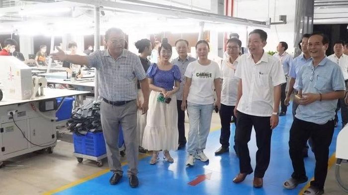 Phó Chủ tịch Ủy ban nhân dân thành phố Hà Văn Tuấn thăm, kiểm tra tại nhà máy Công ty TNHH may mặc HuaJing (Việt Nam) tại khu công nghiệp Tứ Hạ. (Ảnh: V.BỐN)