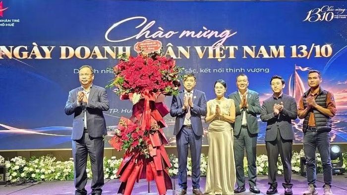 Đồng chí Phạm Đức Tiến, Phó Bí thư Thành ủy, Chủ tịch Hội đồng nhân dân thành phố tặng hoa chúc mừng Hội Doanh nhân trẻ thành phố nhân Ngày Doanh nhân Việt Nam 13/10. (Ảnh: H. Thuận)