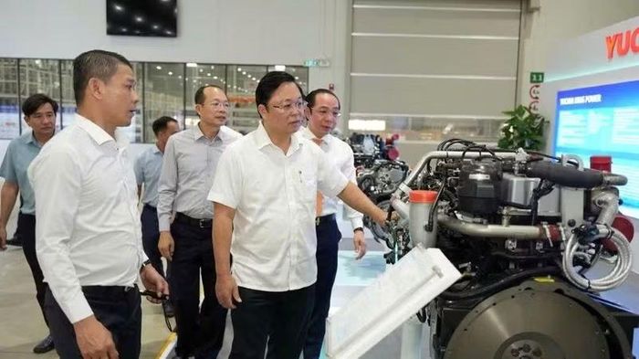 Chủ tịch Ủy ban nhân dân thành phố Lê Trí Thanh thăm mô hình sản xuất tại Kim Long Motors Huế. (Ảnh: NG.HIẾU)