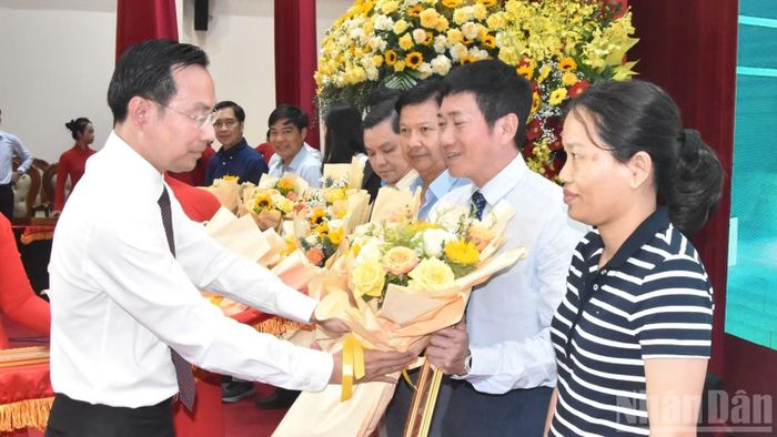 Đồng chí Nguyễn Thanh Nhàn, Chủ tịch Ủy ban nhân dân tỉnh Đồng Tháp tặng Bằng khen cho các doanh nghiệp có nhiều đóng góp cho địa phương. (Ảnh: NGUYỄN SỰ)