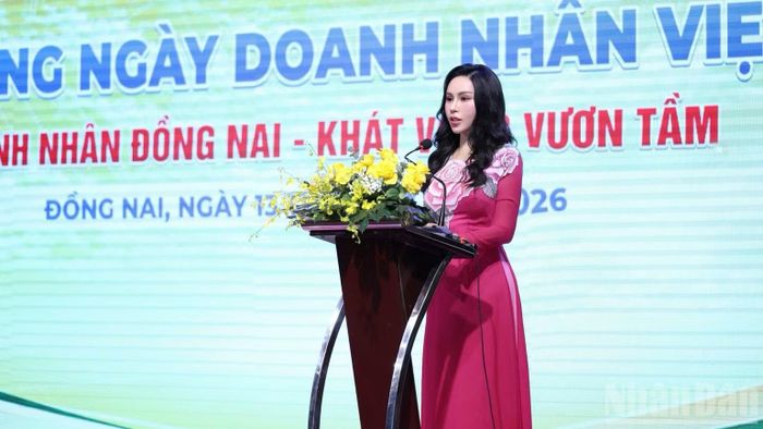 Bà Lê Nữ Thùy Dương, Phó Chủ tịch Hội đồng quản trị, Tổng Giám đốc Tập đoàn KN Holdings phát biểu tại buổi họp mặt. (Ảnh: THIÊN VƯƠNG)