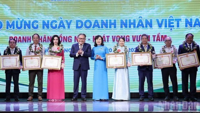Lãnh đạo thành phố Đồng Nai trao Bằng khen cho các doanh nhân tiêu biểu. (Ảnh: THIÊN VƯƠNG)