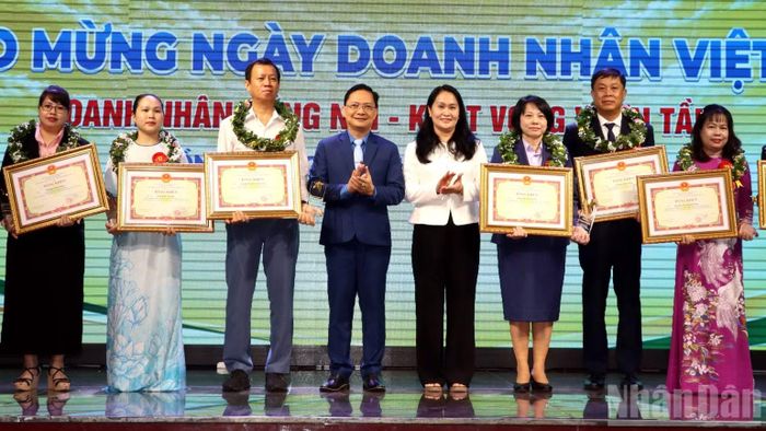 Lãnh đạo thành phố Đồng Nai trao Bằng khen cho các doanh nhân tiêu biểu. (Ảnh: THIÊN VƯƠNG)