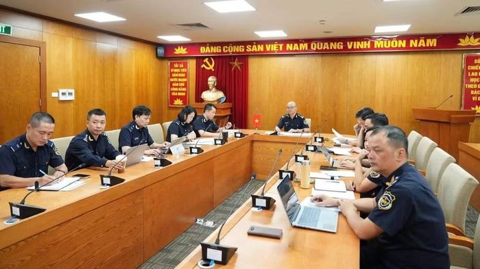 Các đại biểu phía Việt Nam tham dự cuộc họp trực tuyến với Hải quan Nam Ninh (Trung Quốc) về phối hợp triển khai cửa khẩu thông minh tại trụ sở Cục Hải quan. (Ảnh: CHQ)