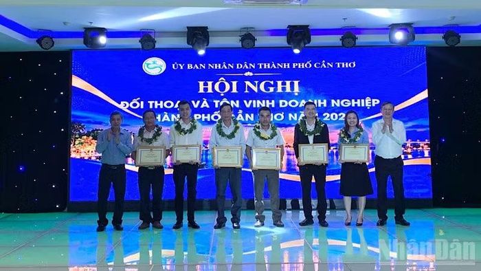 Lãnh đạo Thành ủy, Ủy ban nhân dân thành phố Cần Thơ tặng bằng khen cho doanh nghiệp. (Ảnh: THANH TÂM)