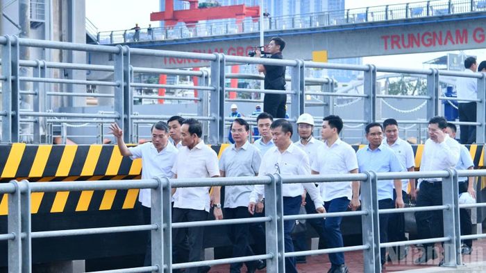  Thủ tướng Lê Minh Hưng đi thị sát, kiểm tra các hạng mục của công trình cống Tân Thuận. (Ảnh: THANH GIANG) 