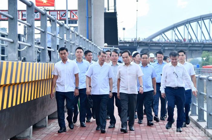  Thủ tướng Lê Minh Hưng đi thị sát, kiểm tra các hạng mục của công trình. (Ảnh: THANH GIANG) 