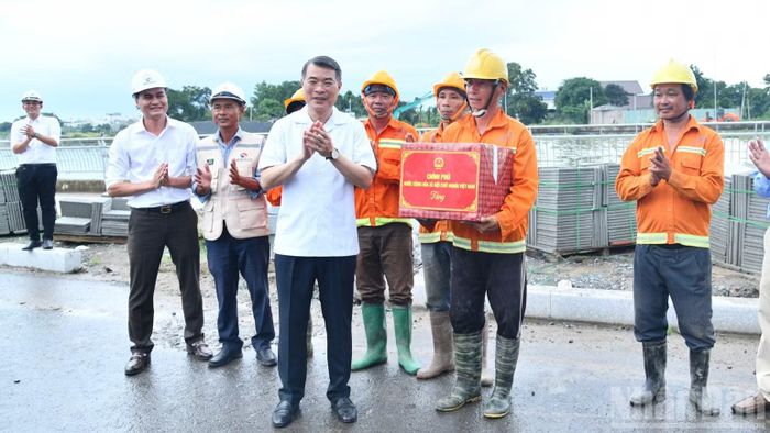  Thủ tướng Chính phủ Lê Minh Hưng tặng quà động viên các đơn vị đang thi công bờ kè kênh Tham Lương trên địa bàn phường An Nhơn, Thành phố Hồ Chí Minh. (Ảnh: THANH GIANG) 