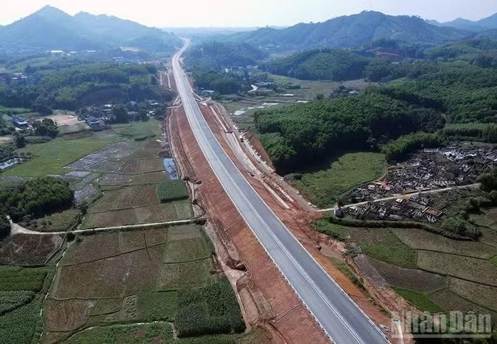 Cục Đường bộ Việt Nam yêu cầu các đơn vị liên quan rà soát, hoàn thiện hệ thống báo hiệu trên tuyến cao tốc Tuyên Quang-Phú Thọ. (Ảnh: Báo Nhân Dân)