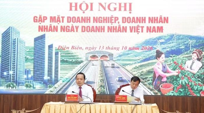 Đồng chí Trần Tiến Dũng, Ủy viên Trung ương Đảng, Bí thư Tỉnh ủy Điện Biên và đồng chí Lê Văn Lương, Chủ tịch Ủy ban nhân dân tỉnh lắng nghe các kiến nghị của doanh nghiệp, nhà đầu tư. (Ảnh: LÊ LAN)