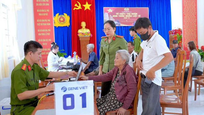 Các khâu thu nhận thông tin, lấy mẫu sinh phẩm ADN thân nhân liệt sĩ được tổ chức khoa học, hiệu quả tại điểm thu nhận Công an xã Trần Văn Thời, tỉnh Cà Mau. ảnh HỮU ĐỆ).