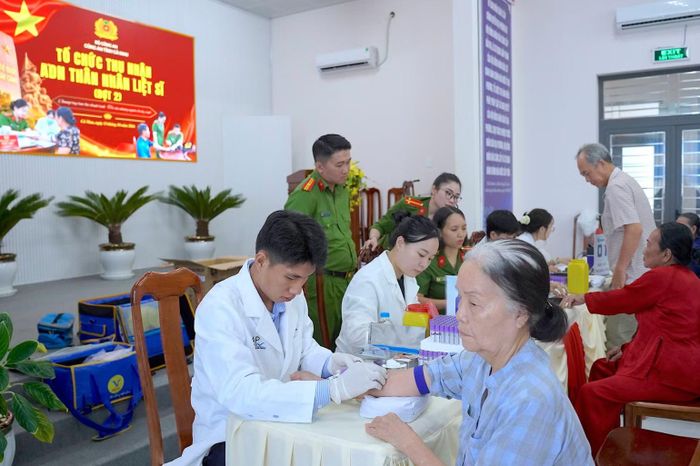 Đông đảo thân nhân liệt sĩ chưa xác định danh tính đến thu nhận mẫu ADN tại điểm thu nhận Công an phường Tân Thành, tỉnh Cà Mau. (ảnh HỮU ĐỆ).