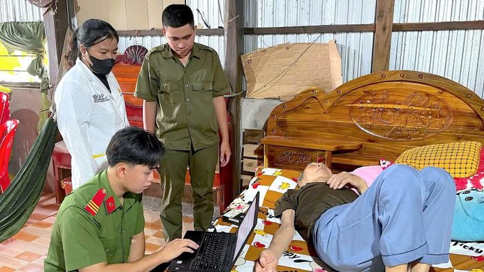 Đoàn công tác lưu động đến thu nhận sinh phẩm ADN thân nhân liệt sĩ chưa xác định danh tính tại hộ ông Đặng Thành Long, ấp Đòn Dong, xã Trần Văn Thời, Tỉnh Cà Mau. (ảnh HỮU ĐỆ).
