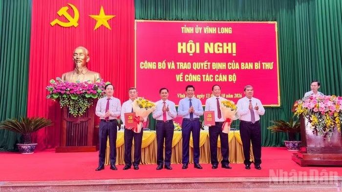 Tỉnh ủy Vĩnh Long công bố và trao quyết định của Ban Bí thư về công tác cán bộ. (Ảnh: HOÀNG TRUNG)