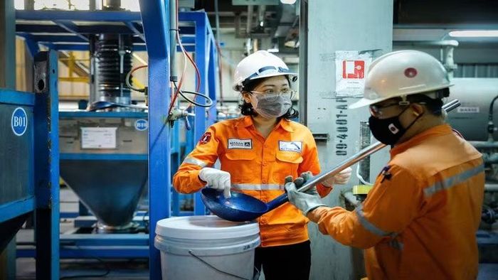 Đội ngũ kỹ sư Nhà máy tinh luyện Vonfram Masan kiểm soát chặt chẽ chất lượng sản phẩm qua từng công đoạn. (Ảnh: THẾ BÌNH)
