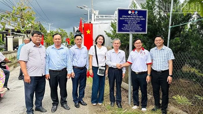 Lãnh đạo Ủy ban Mặt trận Tổ quốc Việt Nam tỉnh Đồng Tháp, Tỉnh đoàn cùng đại biểu thực hiện nghi thức khánh thành công trình “Thắp sáng đường nông thôn”. (Ảnh: NHƯ ANH)