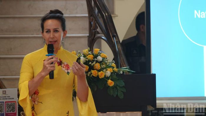 Tác giả Isabelle Müller chia sẻ thêm về “Việt Nam qua góc nhìn của hai nền văn hóa”. (Ảnh: LINH BẢO)