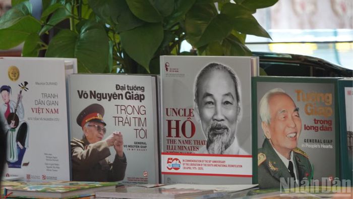 Không gian giới thiệu các ấn phẩm tại Hotel Grand Saigon. (Ảnh: LINH BẢO)