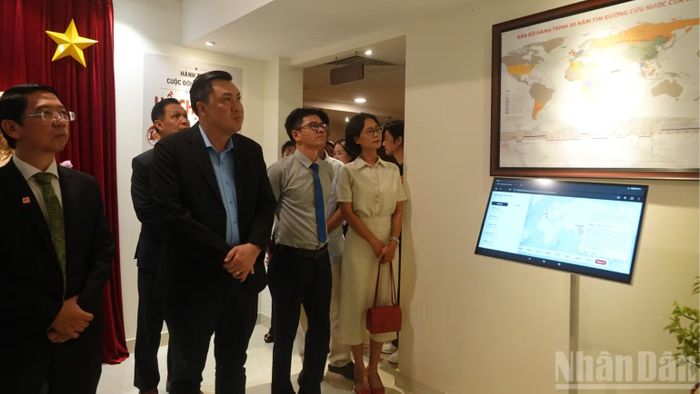Các đại biểu tham quan Không gian văn hóa Hồ Chí Minh tại Hotel Grand Saigon. (Ảnh: LINH BẢO)