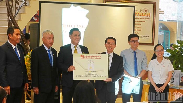 Nhà xuất bản Tổng hợp tặng sản phẩm số Không gian văn hóa Hồ Chí Minh cho Hotel Grand Saigon. (Ảnh: LINH BẢO)