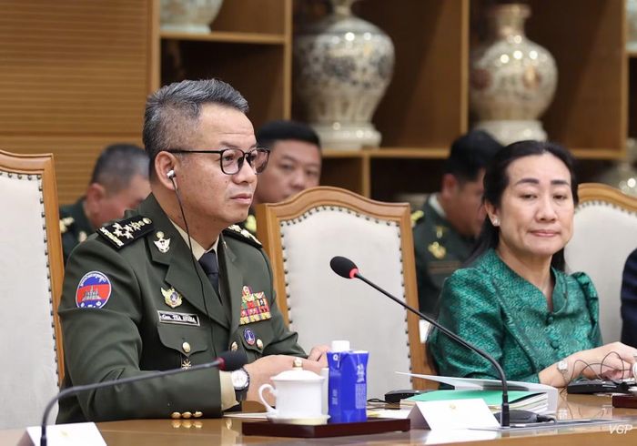  Đại tướng Tea Seiha, Phó Thủ tướng, Bộ trưởng Quốc phòng Campuchia phát biểu ý kiến tại buổi tiếp. (Ảnh: chinhphu.vn/Nhật Bắc) 