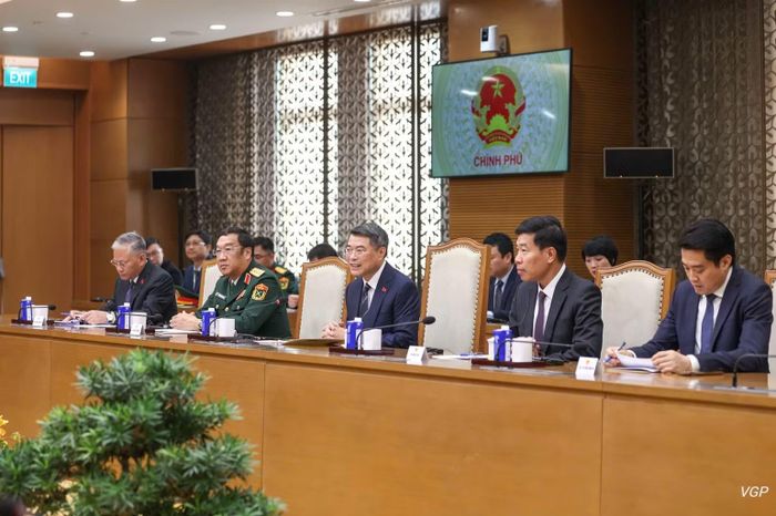  Thủ tướng Chính phủ Lê Minh Hưng tại buổi tiếp Đoàn đại biểu cấp cao Bộ Quốc phòng Vương quốc Campuchia. (Ảnh: chinhphu.vn/Nhật Bắc) 