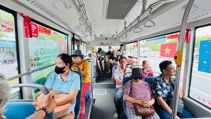 Tăng chuyến Metro số 1, xe buýt phục vụ người dân tham dự lễ viếng, truy điệu và an táng hài cốt liệt sĩ. (Ảnh: Quý Hiền)