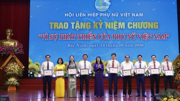 Trao Kỷ niệm chương “Vì sự phát triển của phụ nữ Việt Nam” tri ân những đóng góp, sự quan tâm, phối hợp và đồng hành của các cá nhân đối với công tác Hội và phong trào Phụ nữ thành phố. (Ảnh: TT).