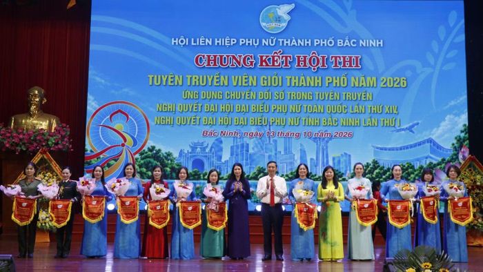 Các đồng chí lãnh đạo Trung ương Hội Liên hiệp Phụ nữ Việt Nam và thành phố Bắc Ninh tặng hoa chúc mừng cán bộ, hội viên phụ nữ và các đại biểu. (Ảnh: TT).