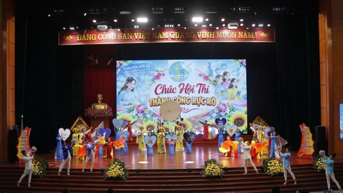 Các đội tham dự phần thi Chào hỏi. (Ảnh: T.T)