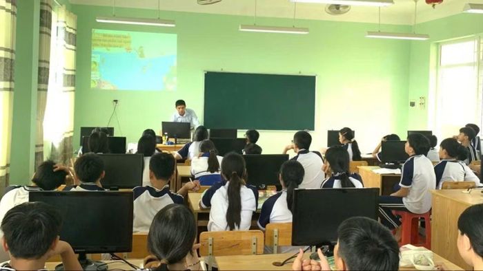 Học sinh học tập trên nền tảng số tại phòng máy, kết hợp bài học trực tuyến với hoạt động trên lớp. (Ảnh: Thu Trang)