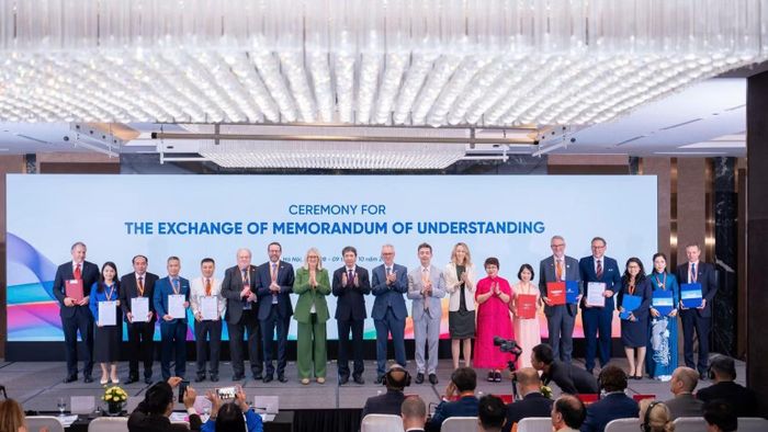 Lễ trao các biên bản ghi nhớ hợp tác, mở rộng triển khai học tập số tại nhiều địa phương. (Ảnh: Thu Trang)