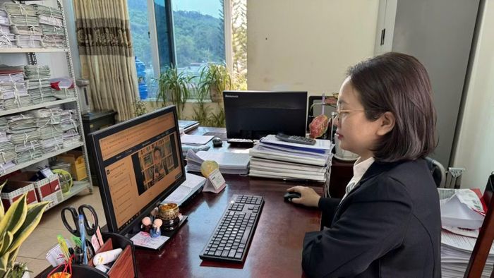 Cán bộ xã Nà Hang học khóa An toàn internet. (Ảnh: Thu Trang)