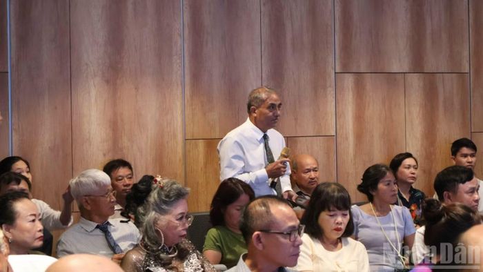 Các đại biểu trao đổi, tìm hiểu, kết nối hợp tác tại chương trình. (Ảnh: VƯƠNG LÊ)