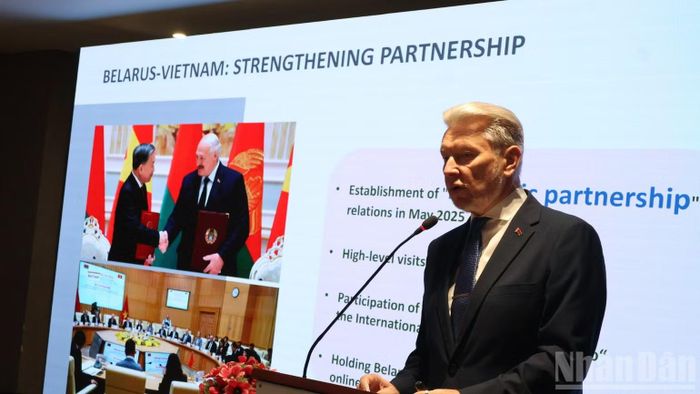 Ông Alexander D. Sidoruk, Tổng Lãnh sự Belarus tại Thành phố Hồ Chí Minh chia sẻ tại chương trình. (Ảnh: VƯƠNG LÊ)