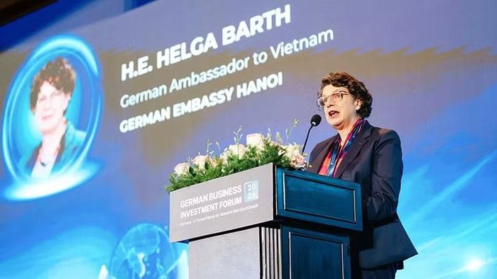 Bà H.E. Helga Barth, Đại sứ Cộng hòa Liên bang Đức tại Việt Nam, phát biểu tại diễn đàn. (Ảnh: Ban tổ chức)