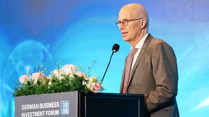 Tiến sĩ Peter Tschentscher, Thị trưởng thứ nhất thành phố Hamburg, chia sẻ ý kiến tại diễn đàn. (Ảnh: Ban tổ chức)