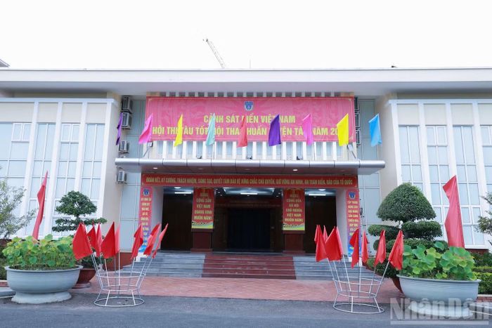 Công tác trang trí, khánh tiết được chuẩn bị chu đáo, bảo đảm trang trọng. (Ảnh: ĐỨC TĨNH)