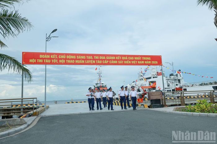 Thiếu tướng Đào Bá Việt, Tư lệnh Vùng Cảnh sát biển 4 và Đoàn công tác kiểm tra công tác chuẩn bị Hội thi, Hội thao. (Ảnh: ĐỨC TĨNH)