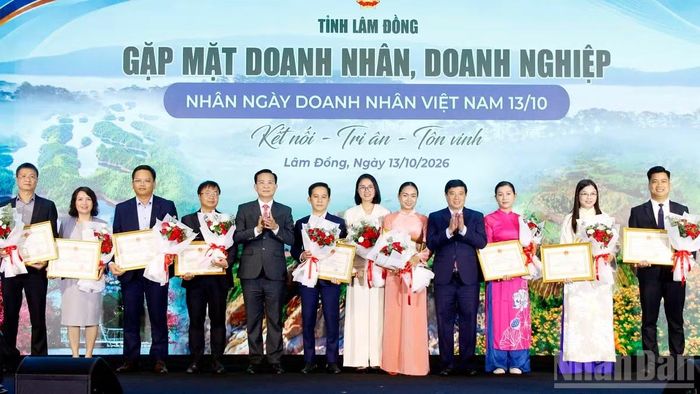 Bí thư Tỉnh ủy Lâm Đồng Y Thanh Hà Niê Kđăm và Chủ tịch Ủy ban nhân dân tỉnh Hồ Văn Mười tôn vinh các doanh nhân, doanh nghiệp tiêu biểu. (Ảnh: BẢO VĂN)