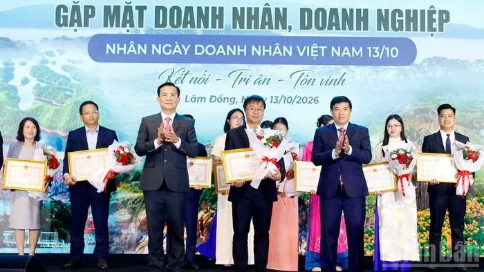 Bí thư Tỉnh ủy Lâm Đồng Y Thanh Hà Niê Kđăm và Chủ tịch Ủy ban nhân dân tỉnh Hồ Văn Mười tôn vinh các doanh nhân, doanh nghiệp tiêu biểu. (Ảnh: BẢO VĂN)