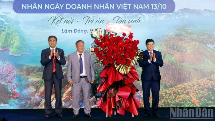 Ủy viên Trung ương Đảng, Bí thư Tỉnh ủy Lâm Đồng Y Thanh Hà Niê Kđăm (bên phải) chúc mừng các doanh nhân, doanh nghiệp nhân Ngày Doanh nhân Việt Nam 13/10. (Ảnh: BẢO VĂN)
