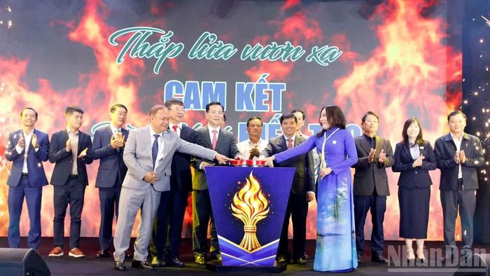 Lãnh đạo tỉnh Lâm Đồng, VCCI và Hội Doanh nghiệp tỉnh thực hiện nghi thức "Thắp lửa vươn xa: Cam kết đồng hành, kiến tạo tương lai". (Ảnh: BẢO VĂN)