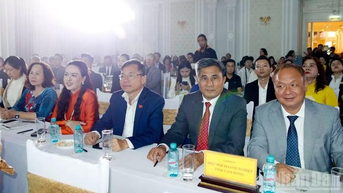 Đại biểu và doanh nhân tham dự chương trình. (Ảnh: BẢO VĂN)