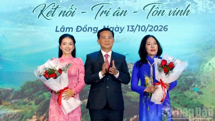 Chủ tịch Ủy ban nhân dân tỉnh Hồ Văn Mười tôn vinh hai doanh nhân được trao tặng danh hiệu “Doanh nhân Việt Nam tiêu biểu - Cúp Thánh Gióng” năm 2026. (Ảnh: BẢO VĂN)