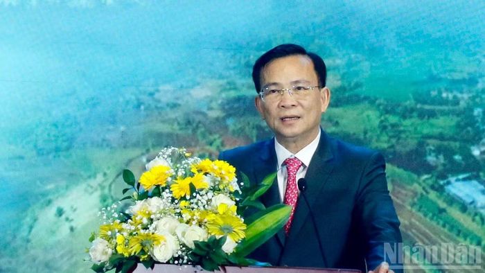 Thay mặt lãnh đạo tỉnh Lâm Đồng, đồng chí Hồ Văn Mười gửi lời chúc mừng tốt đẹp đến các doanh nhân, doanh nghiệp nhân Ngày Doanh nhân Việt Nam 13/10. (Ảnh: BẢO VĂN)